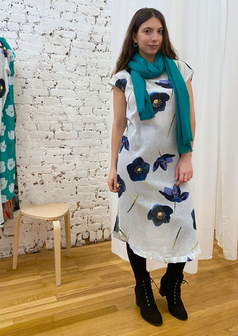 Cotton crepe caftan with short sleeves and navy flower print on white, loose fit