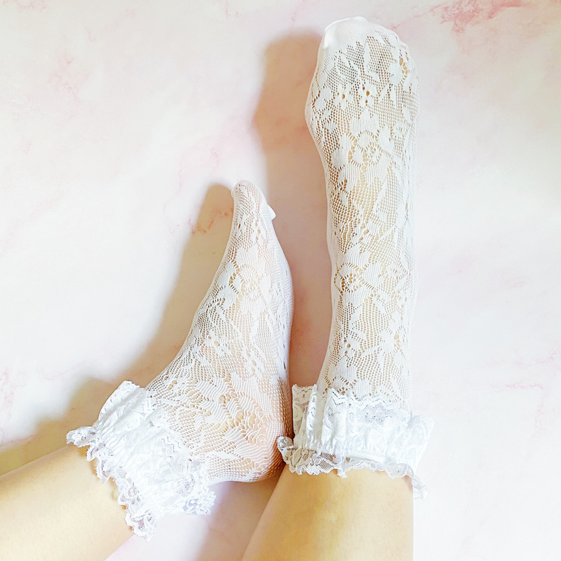 White lace socks with scalloped ruffle cuffs and floral knit pattern