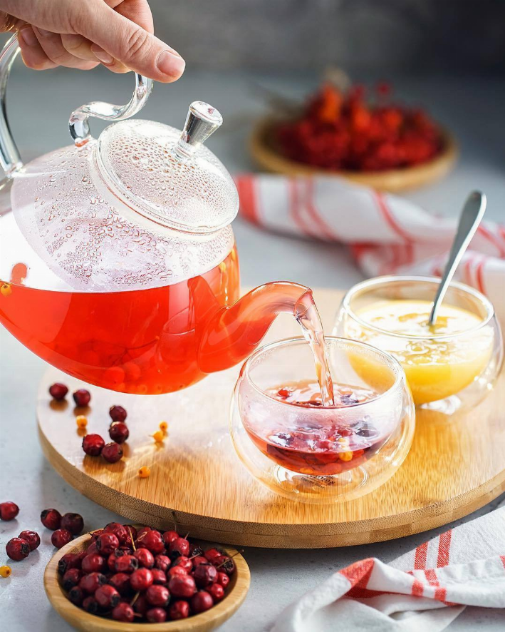 Set of 6 transparent glass bowls on tray, pouring spout above bowl