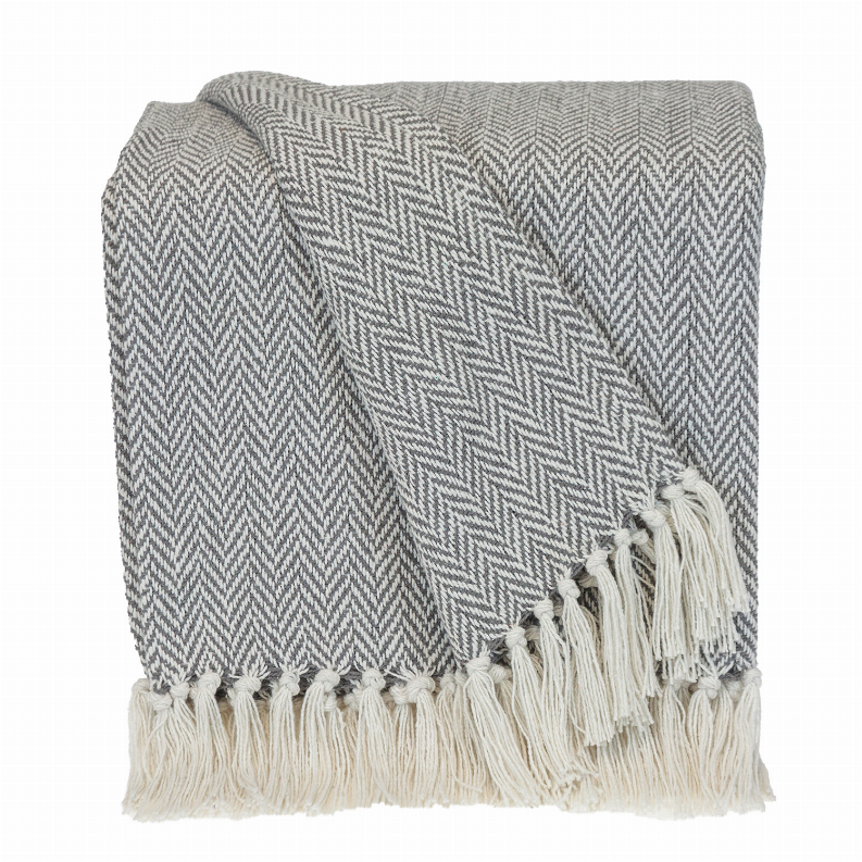 Cotton throw blanket in gray chevron with off-white fringe border