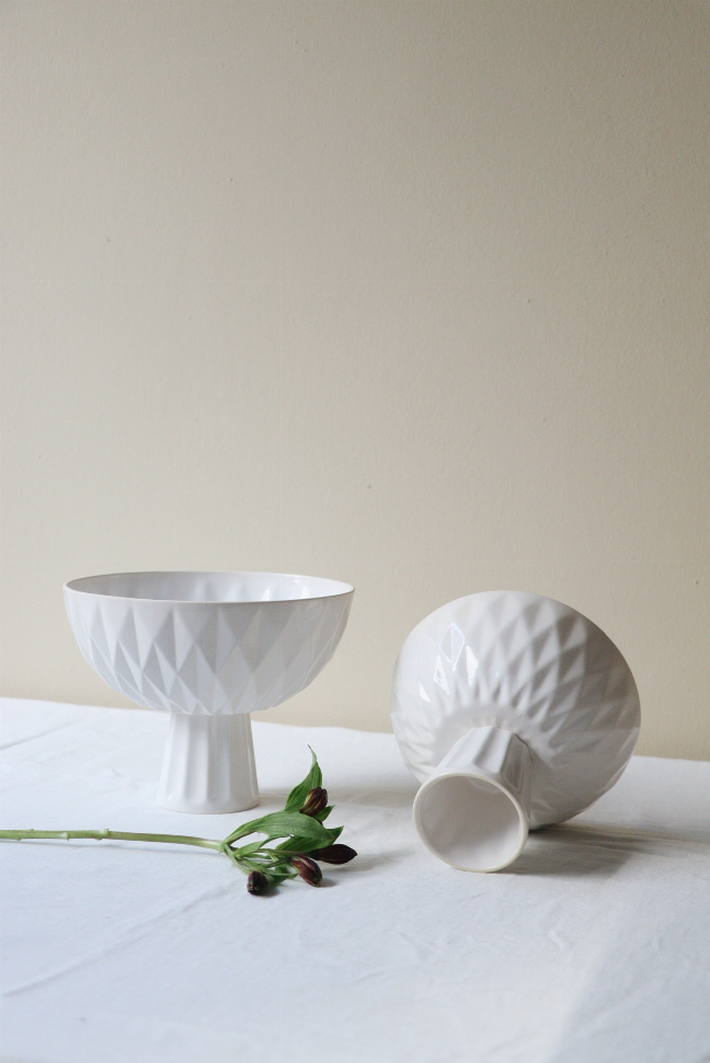 White ceramic diamond-pattern footed bowl, view of pedestal and wide rim