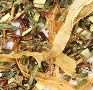 Herbal iced tea leaves blend with green tea and dried fruit pieces