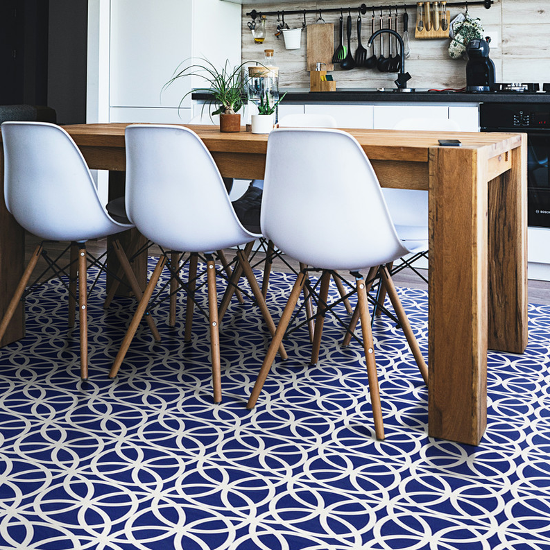 Chicago' navy geometric non-slip rug with white repeating circle lattice pattern