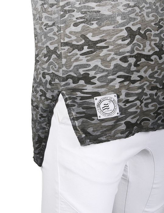 Men's longline camouflage T-shirt with side slit, oil-wash look, crew neck