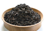 Vanilla flavored tea leaves in a small wooden bowl