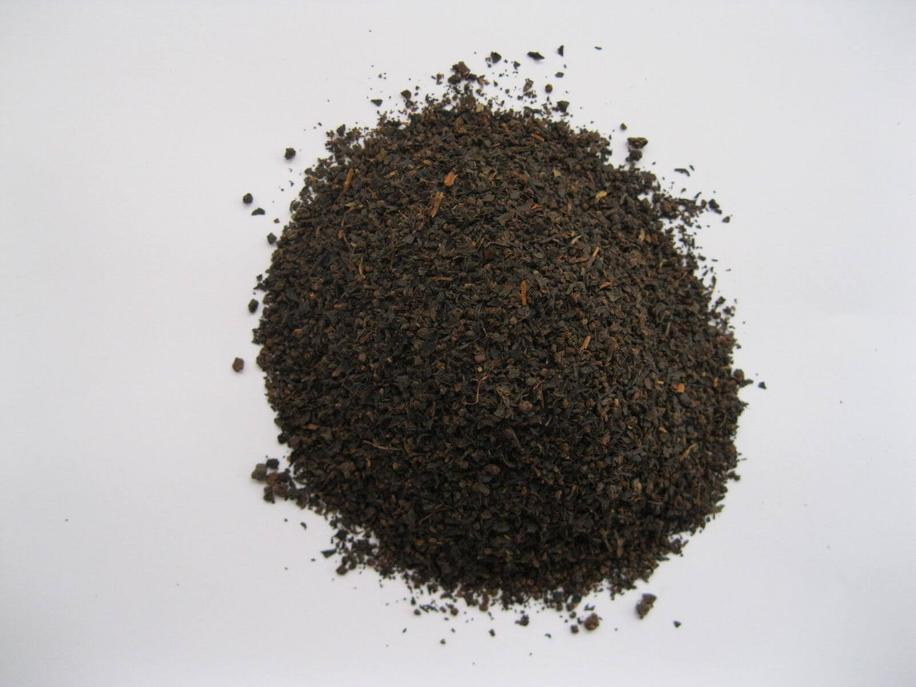 Black tea (China) loose tea leaves mounded with scattered bits