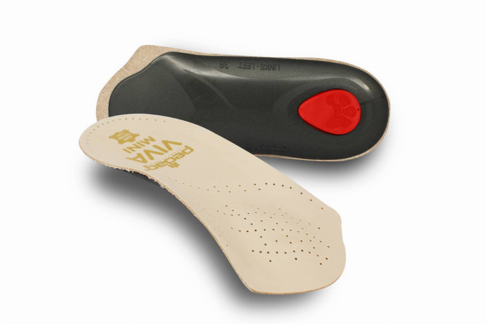Beige and dark shoe insoles with perforated arch support, pair