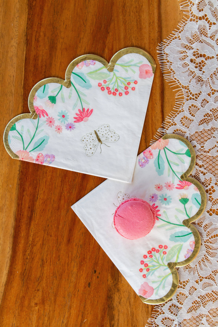 Floral scalloped napkins, heart-shaped with gold trim and red pink flowers