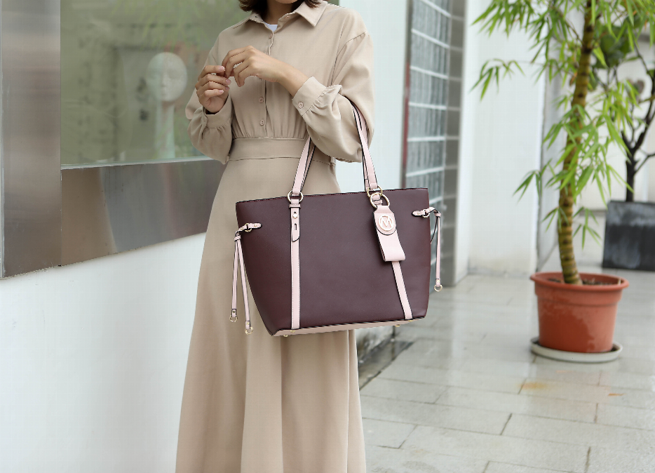 Maroon tote bag with beige vertical stripe, detachable wallet and key-ring, shoulder carry