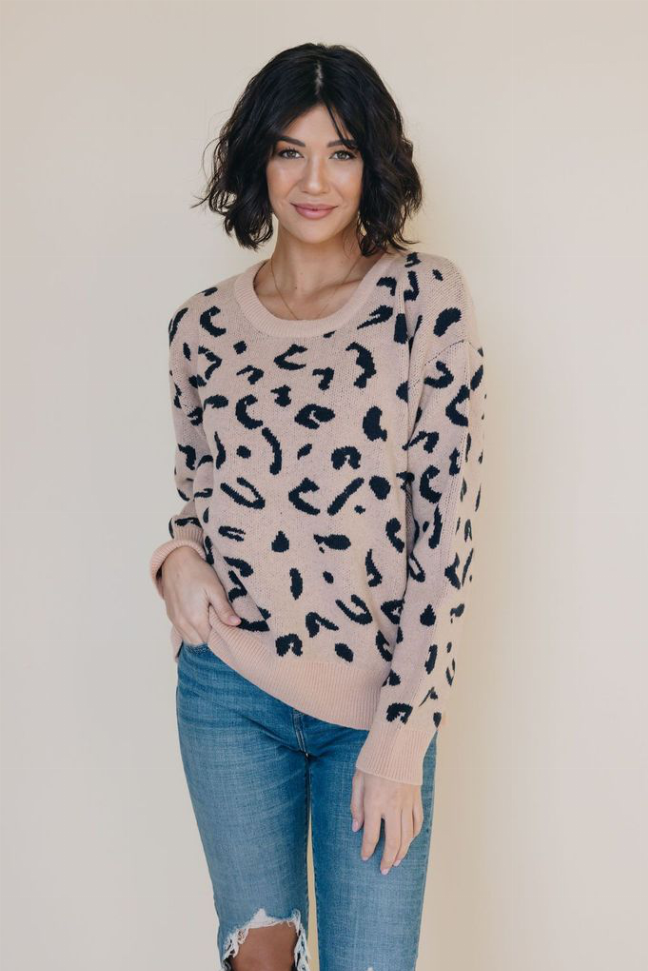 Leopard print sweater, crew neck and long sleeves, light pink-beige with dark animal spots