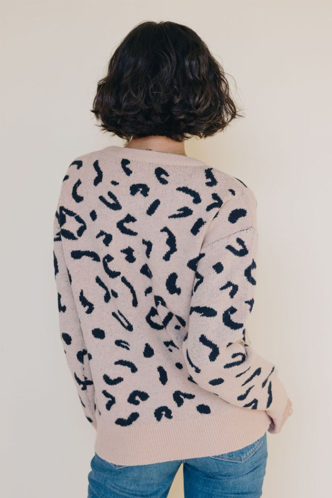 Leopard print back-view sweater with crew neck and long sleeves, light pink-beige and dark spots