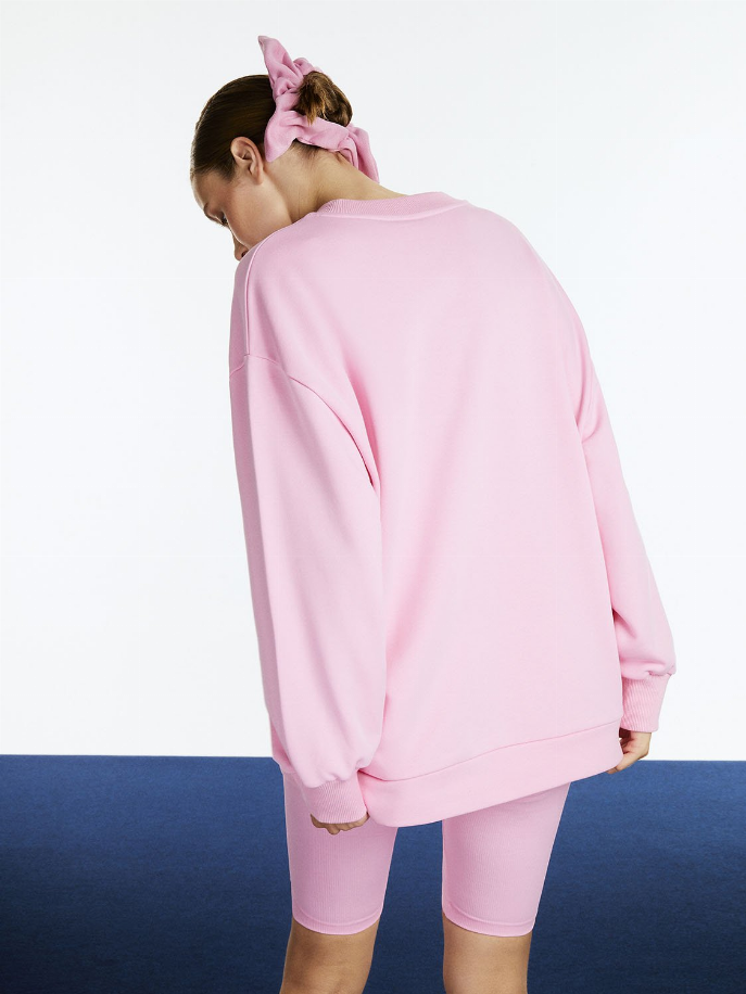 Pink oversized sweatshirt from the back, with crew neck and solid back panel