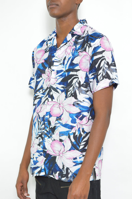 Men's short-sleeve button-up shirt with blue base and pink floral tropical print