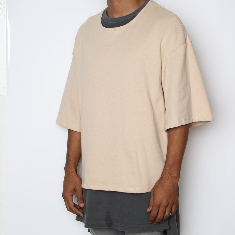 Sand-beige slouch T-shirt with crew neck and short sleeves, relaxed fit; front view.