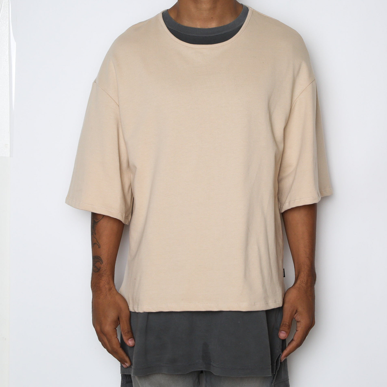 Sand-beige slouch T-shirt, crew neck and short sleeves, slightly longer hem; front view.