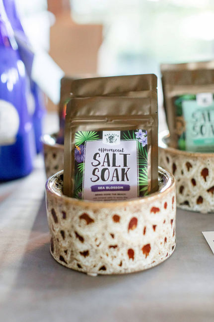 Effervescent salt soak pouch in decorative ceramic holder, Drift flavor label