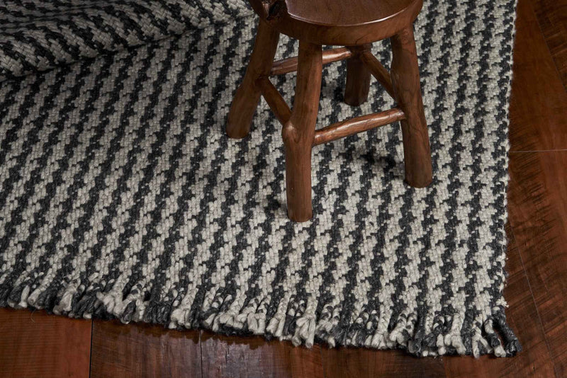 9'X12' Grey Hand Woven Houndstooth With Braided Fringe Indoor Area Rug