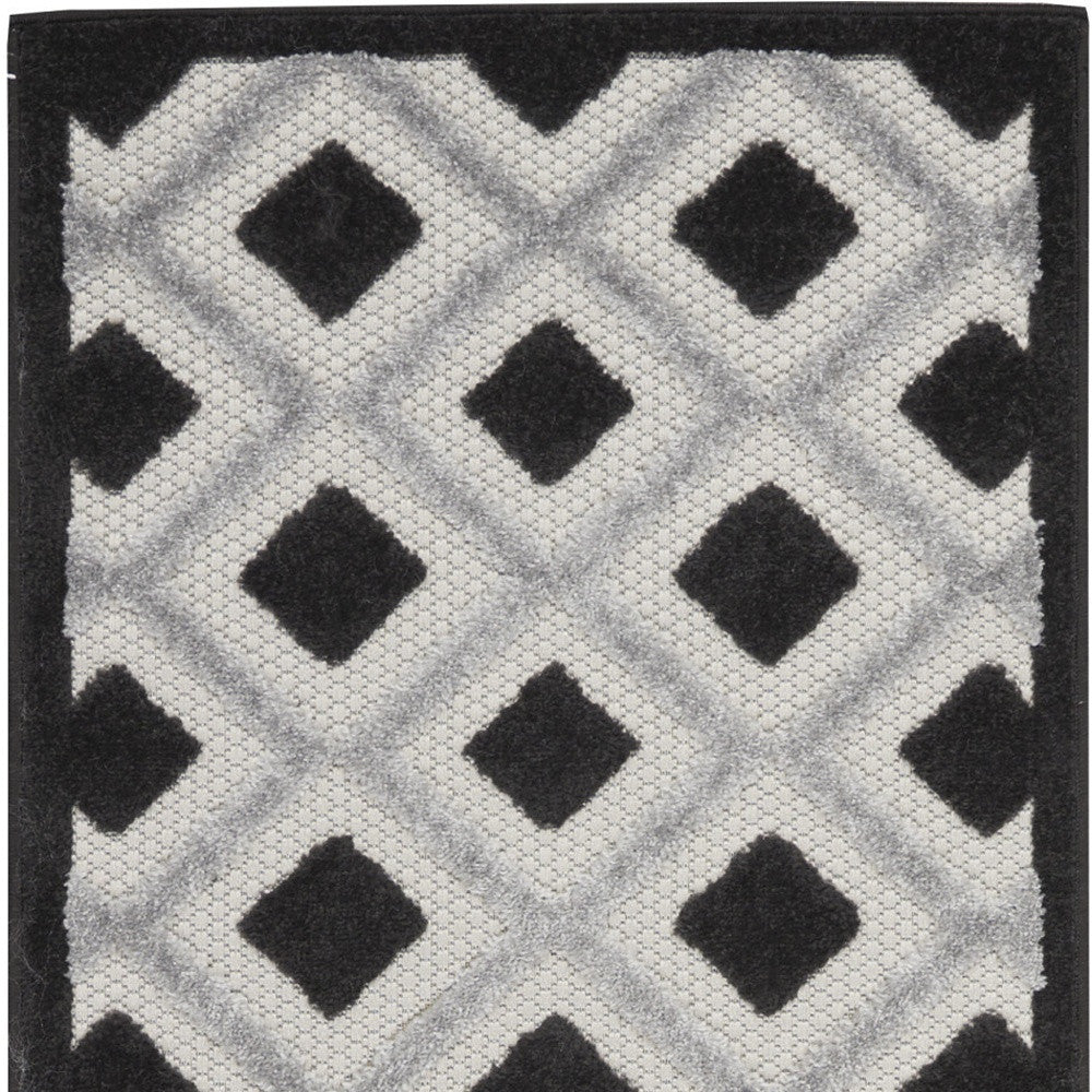 6' Black And White Indoor Outdoor Runner Rug - Outdoor
