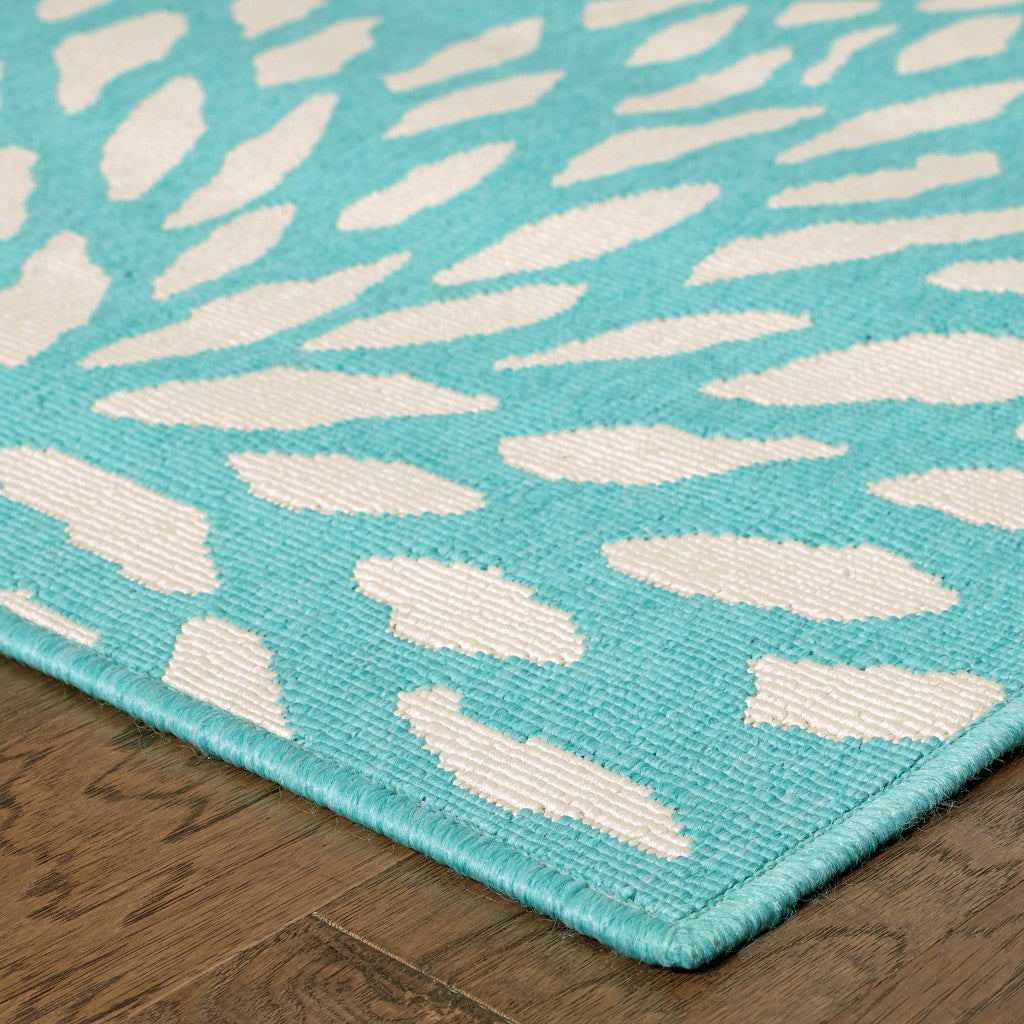 7' x 10' Blue and Ivory Floral Stain Resistant Indoor Outdoor Area Rug - Outdoor