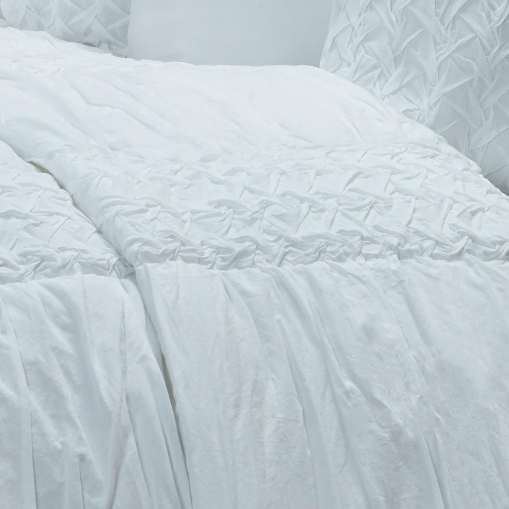White Geometric Twin Quilt - Bed & Bath