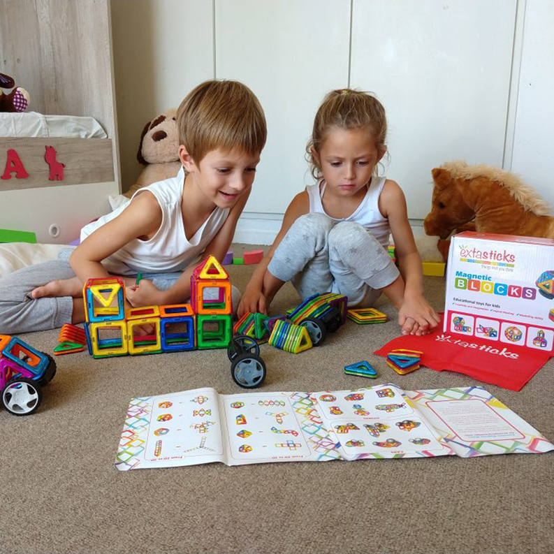 Colorful magnetic blocks with wheeled vehicles and a small play scene