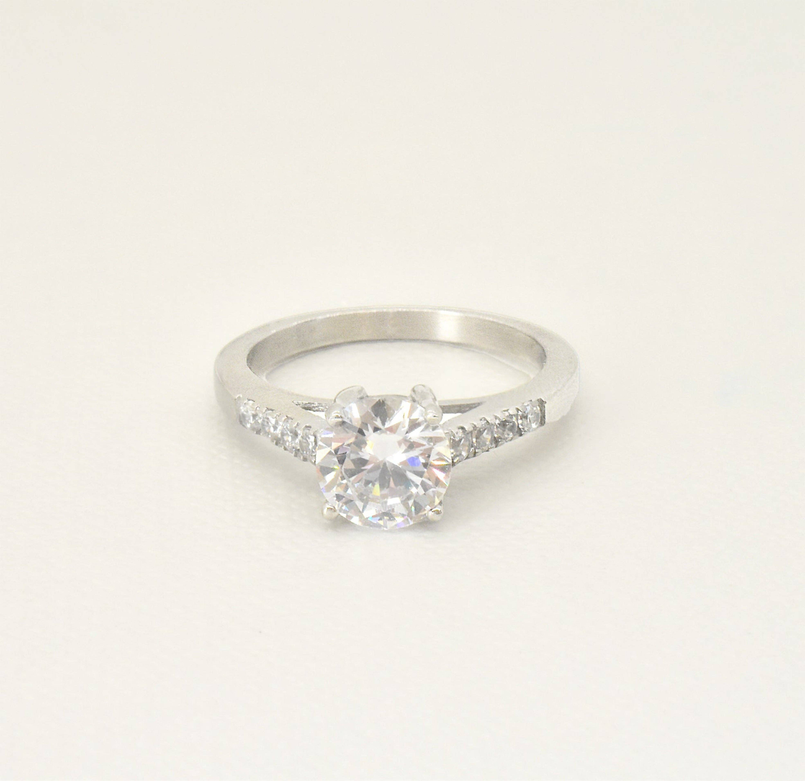 YVE promise ring with round solitaire and pavé shoulders