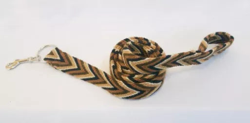 Handmade Wayuu pet leash with brown woven pattern and silver metal clasp
