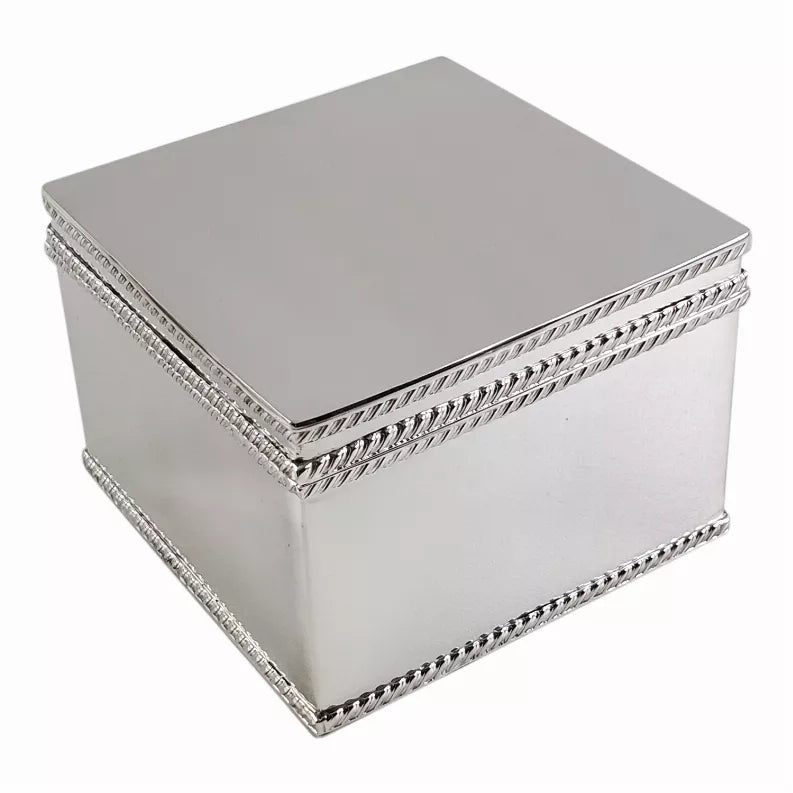 Silver hinged square biscuit box with gadroon trim, hinged lid