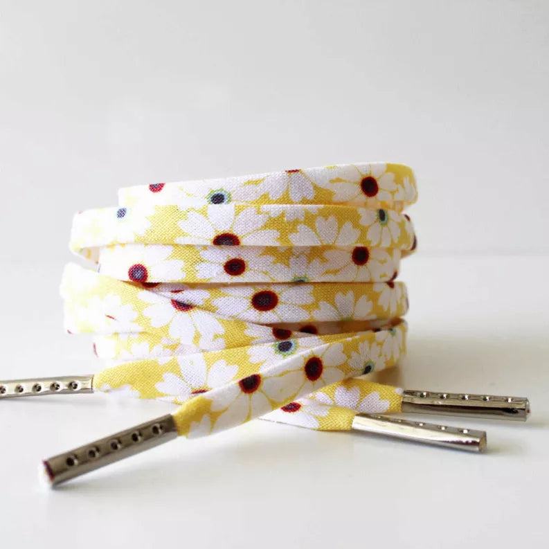 Stacked floral shoelaces with metal aglets