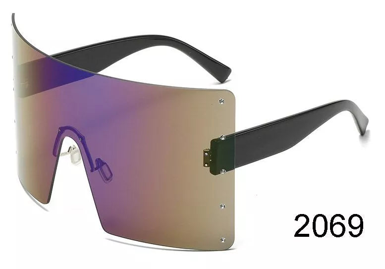Single pair reflective gradient sunglasses with oversized square lenses, black frame