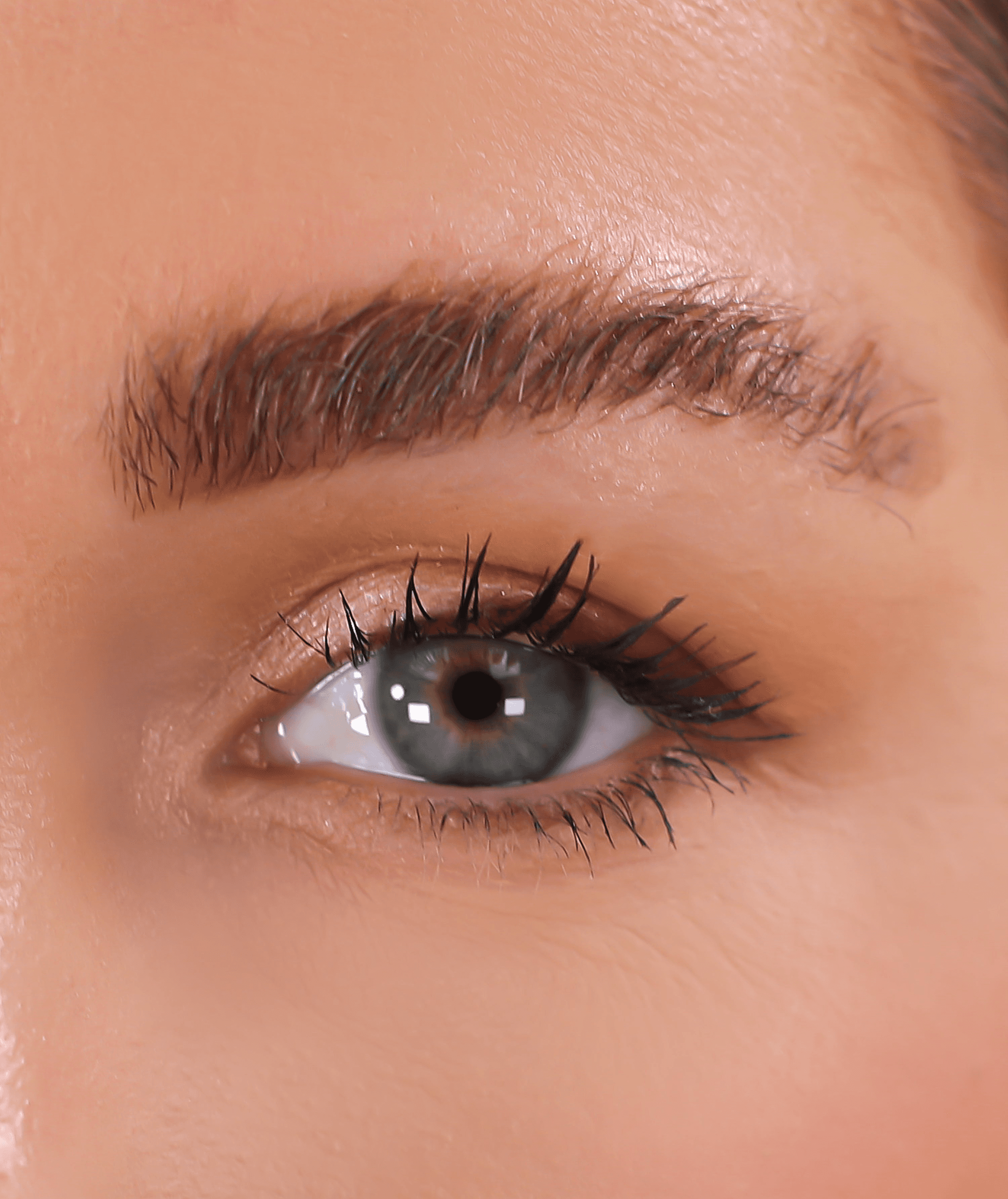 3D mink eyelashes on dark eye look, long wispy lashes with curved volume