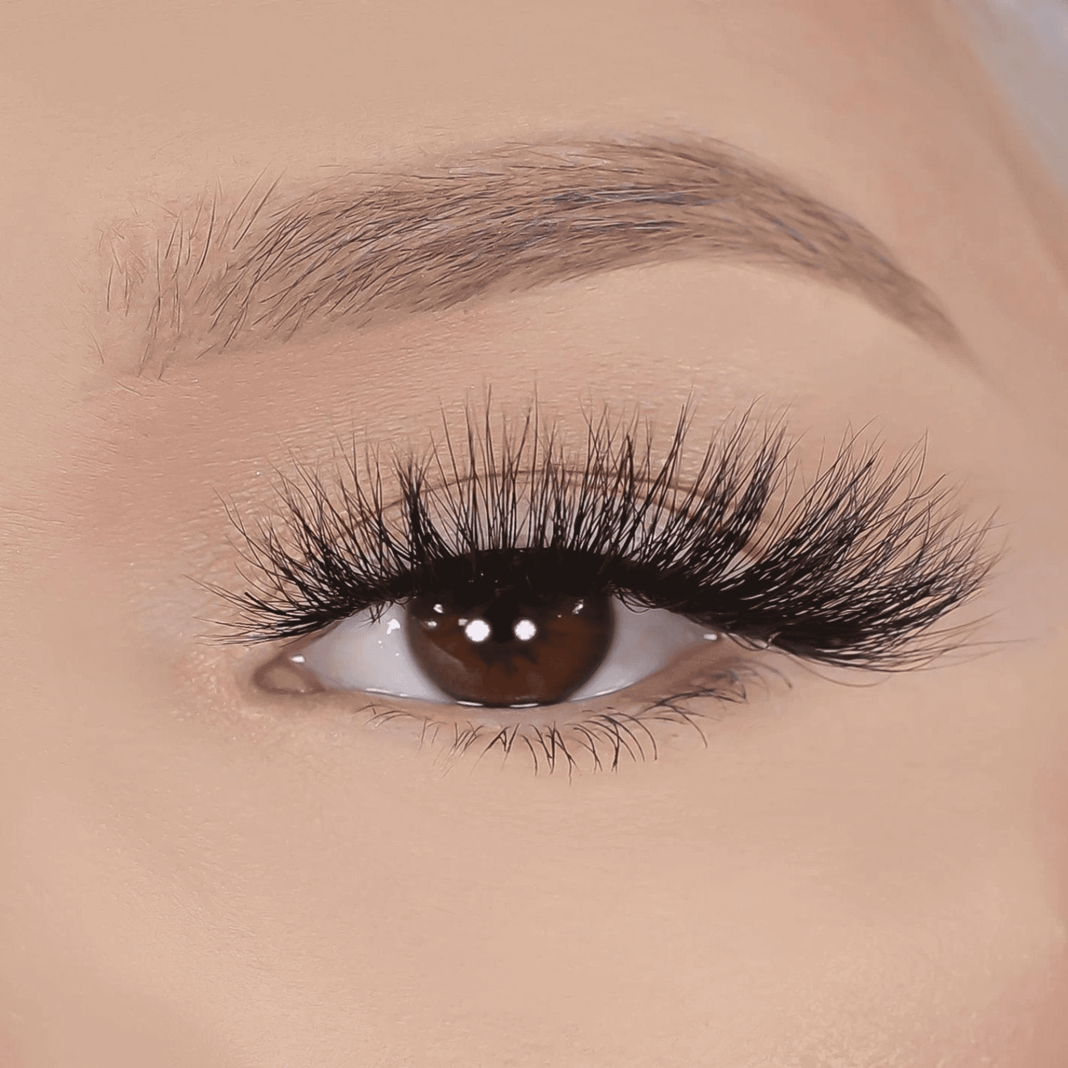 3D mink eyelashes, flared black wisps on upper lash line