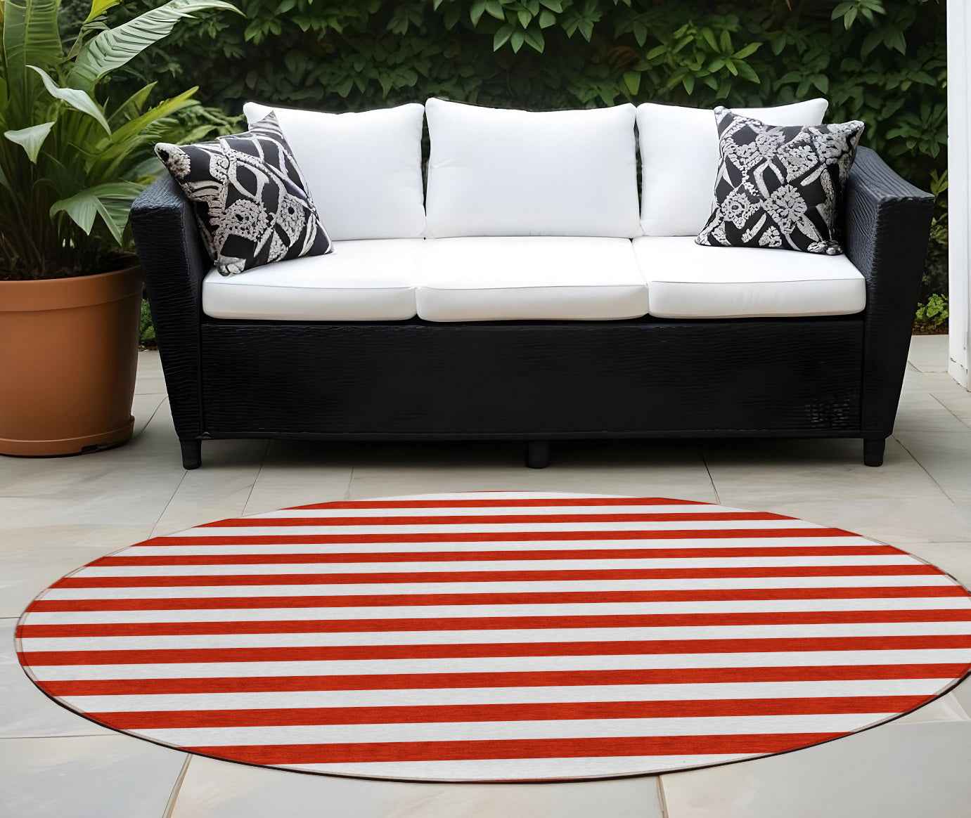 8' Round Red and White Round Striped Washable Non Skid Indoor Outdoor Area Rug