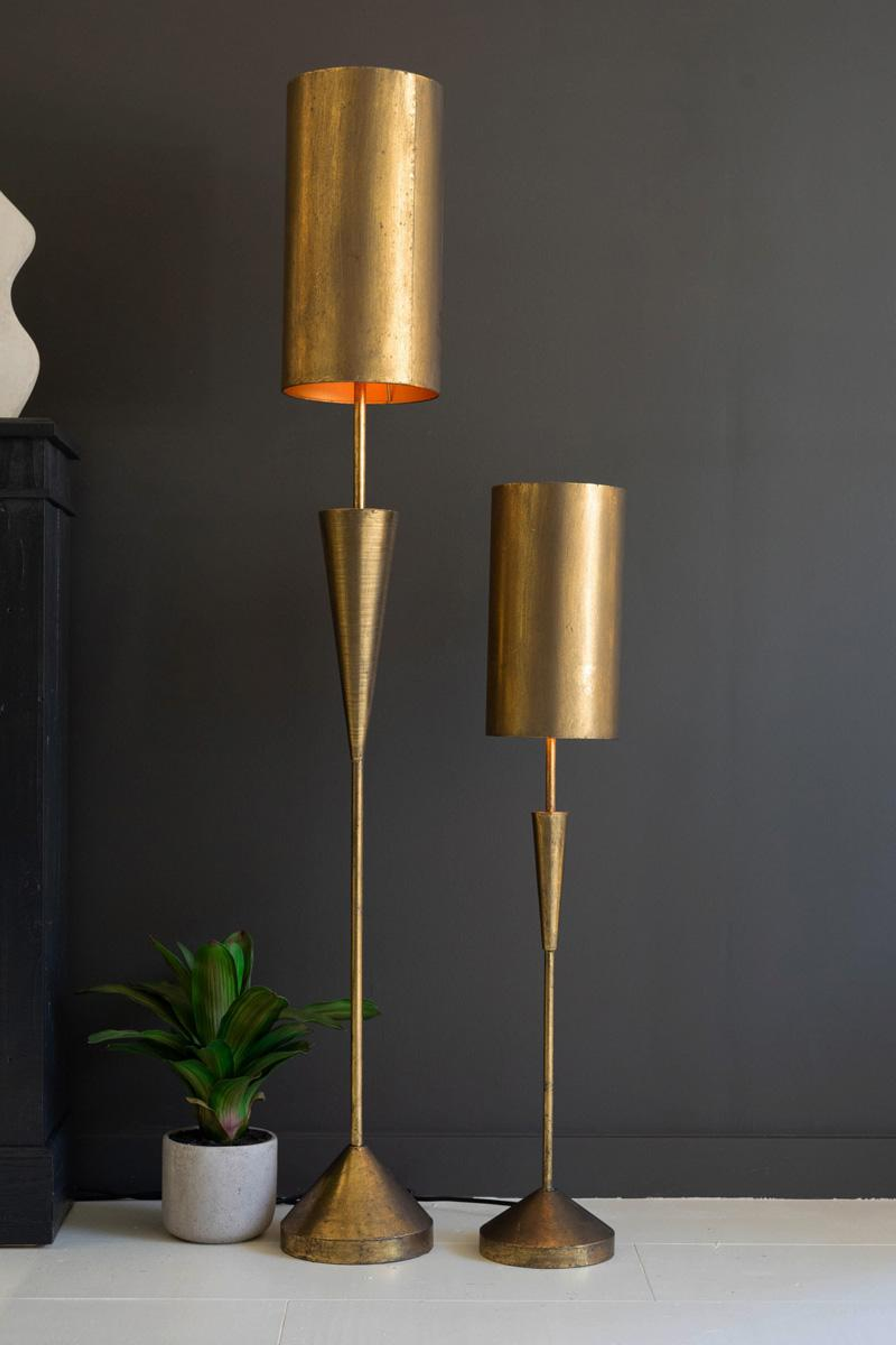 ANTIQUE GOLD TABLE LAMP WITH METAL BARREL SHADE - Gold / 1 - Home Decor