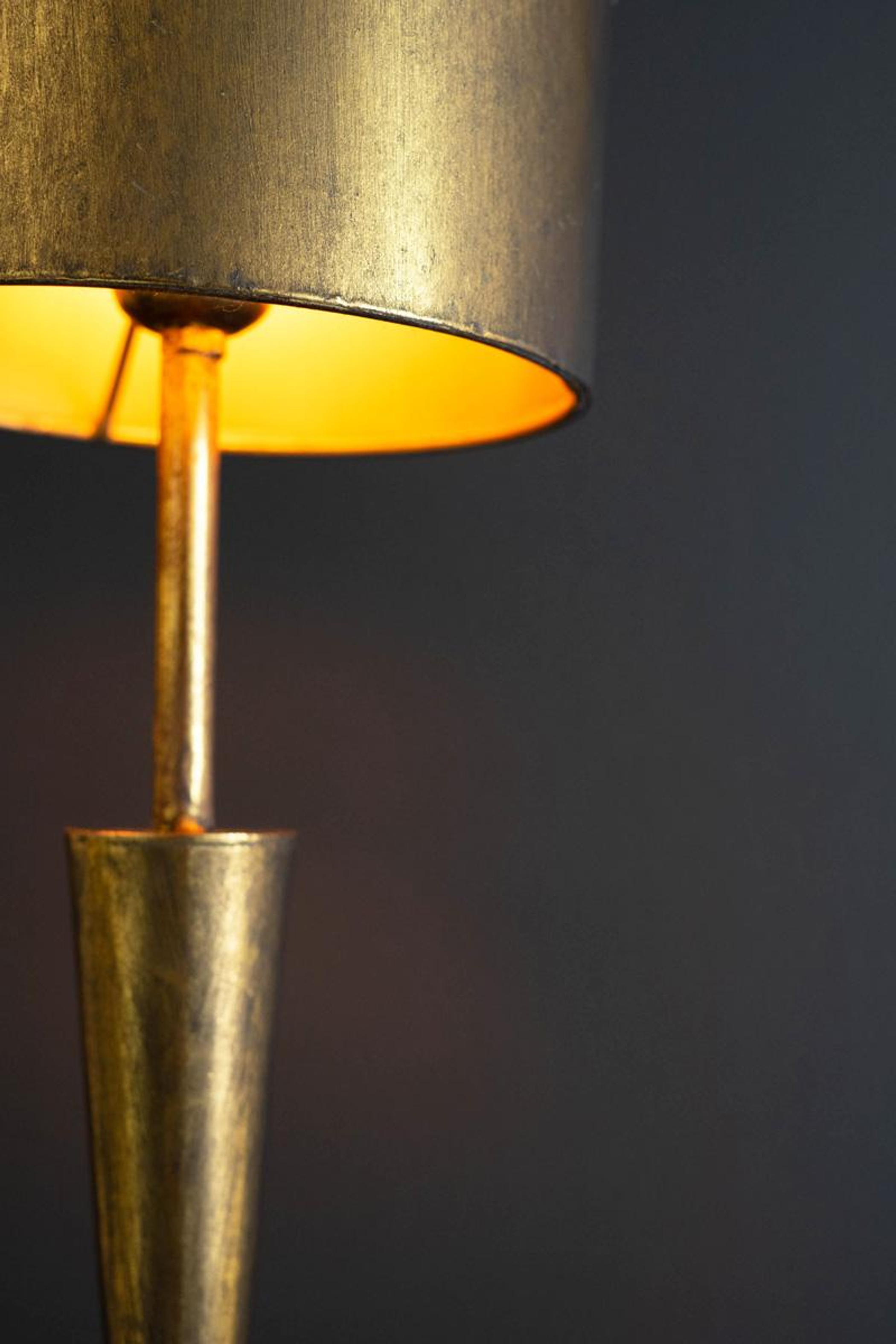 ANTIQUE GOLD TABLE LAMP WITH METAL BARREL SHADE - Gold / 1 - Home Decor