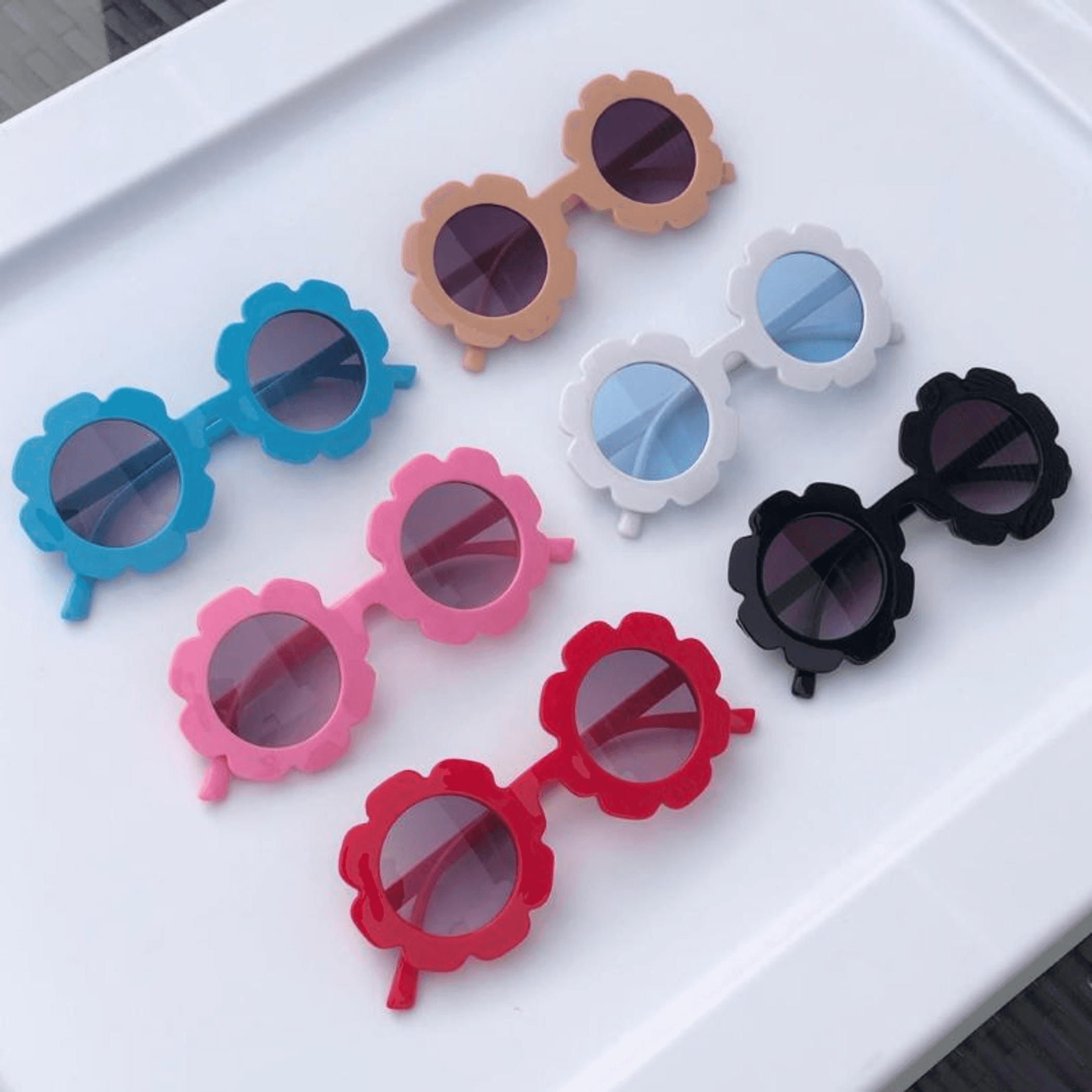 Flower-shaped sunglasses in multiple colors, novelty rounded frames