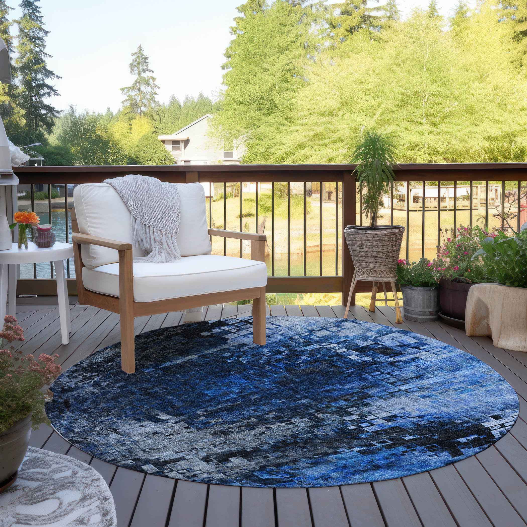 8' Navy Blue And Denim Blue Round Abstract Washable Indoor Outdoor Area Rug
