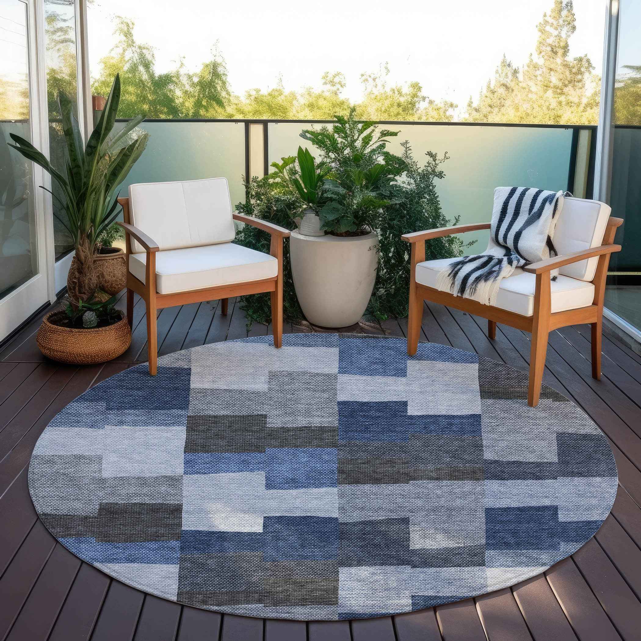 8' Navy Blue And Sky Blue Round Geometric Washable Indoor Outdoor Area Rug