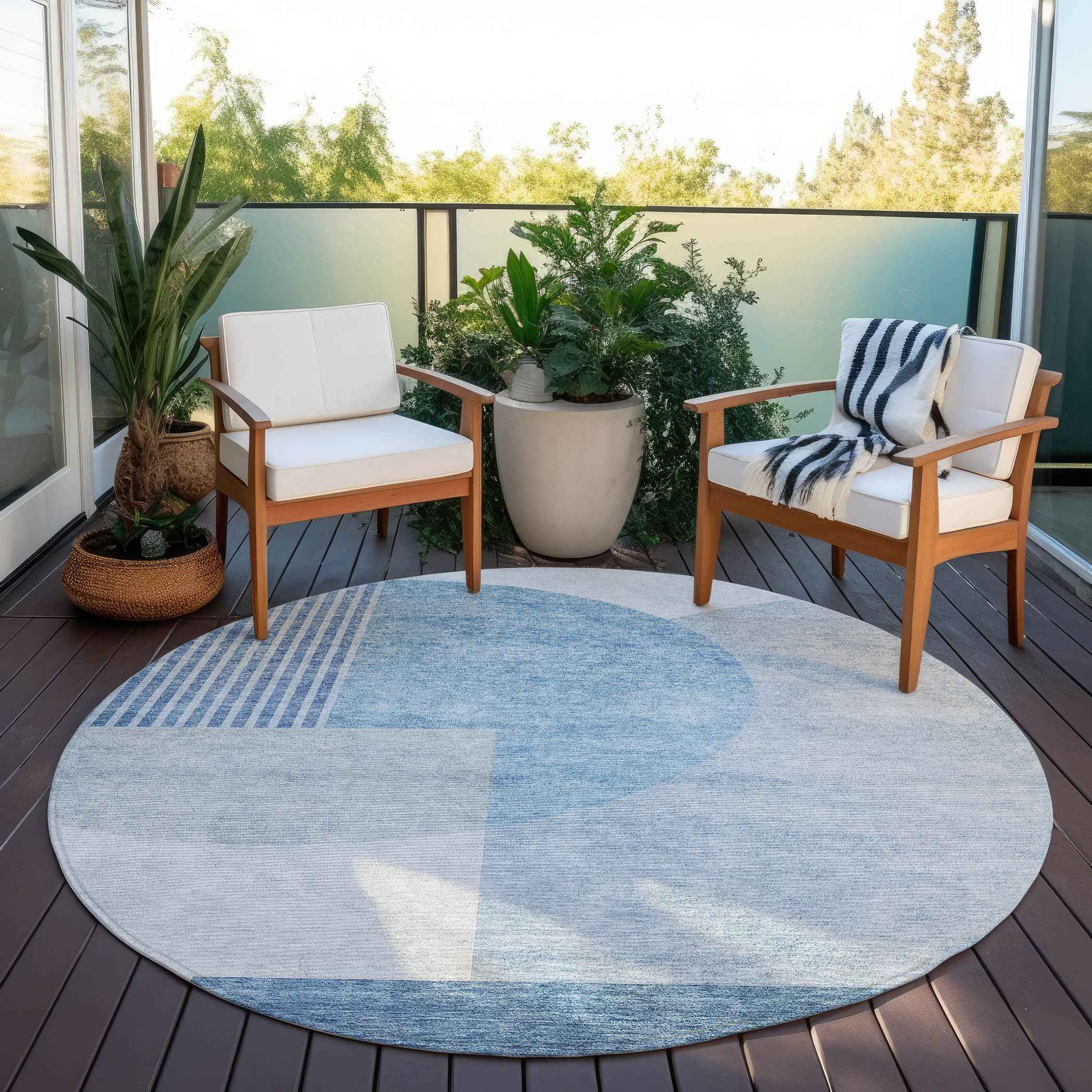 8' Navy Blue And Sky Blue Round Geometric Washable Indoor Outdoor Area Rug