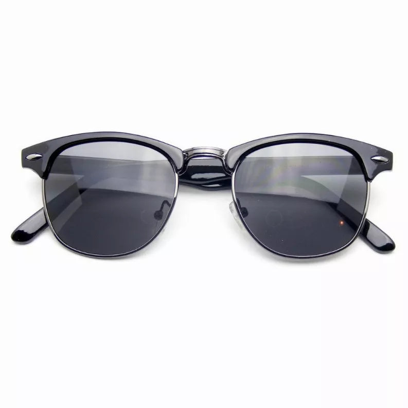 Horn-rim sunglasses with dark round lenses, silver bridge, black side temples