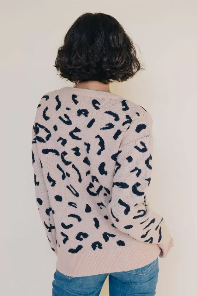 Leopard print knit sweater with crew neck and long sleeves, beige with dark spots