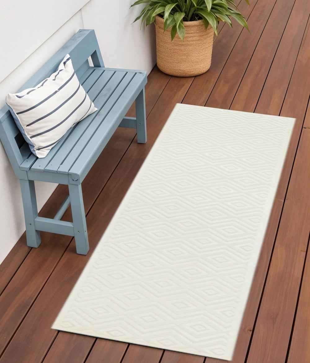 6' Ivory And White Geometric Indoor Outdoor Area Rug