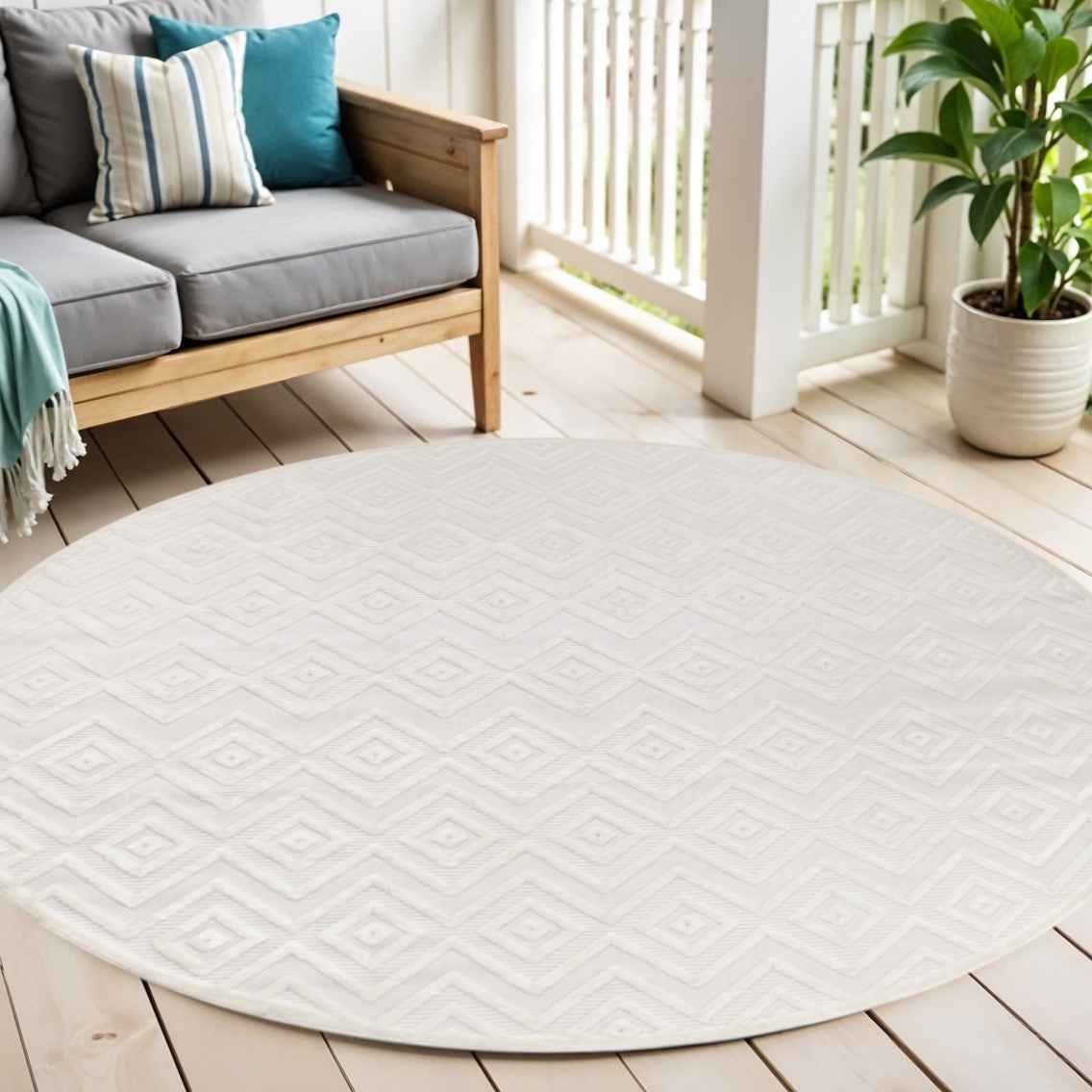 4' Ivory And White Geometric Indoor Outdoor Area Rug