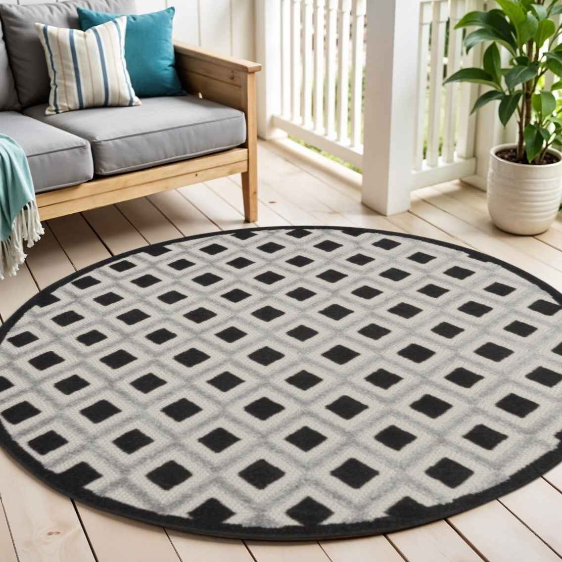 5' Black And White Round Indoor Outdoor Area Rug