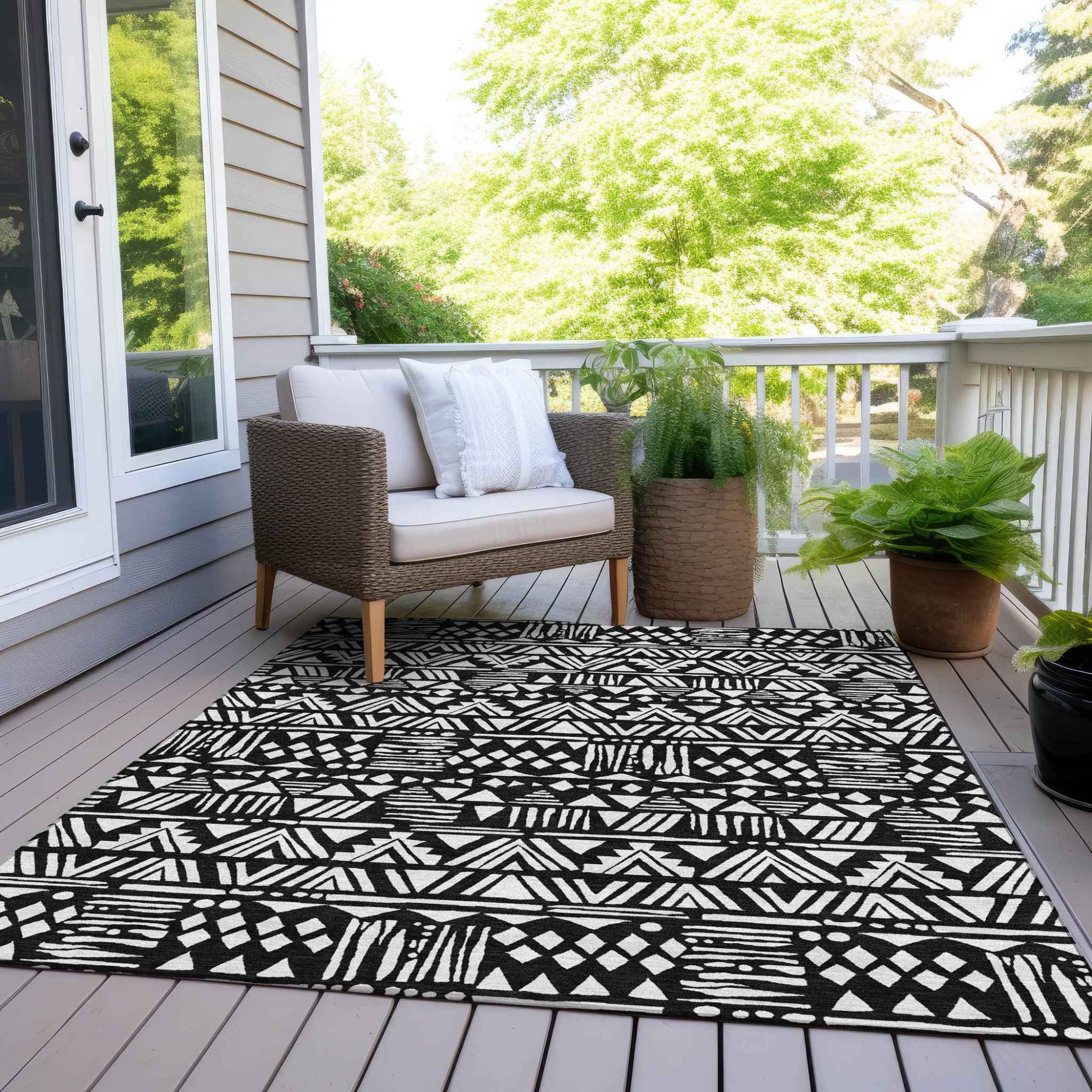 8' X 10' Black And Ivory Southwestern Washable Indoor Outdoor Area Rug