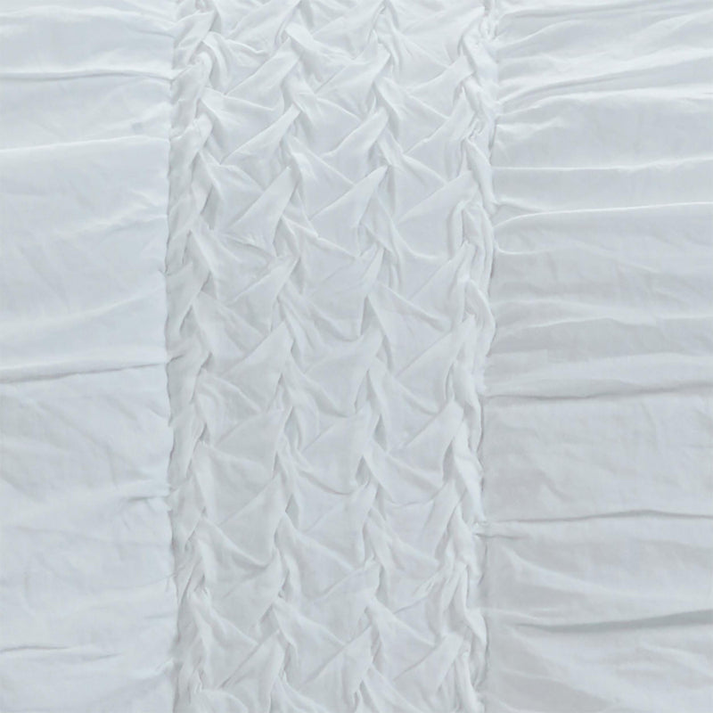 White Geometric Queen Quilt - Bed & Bath