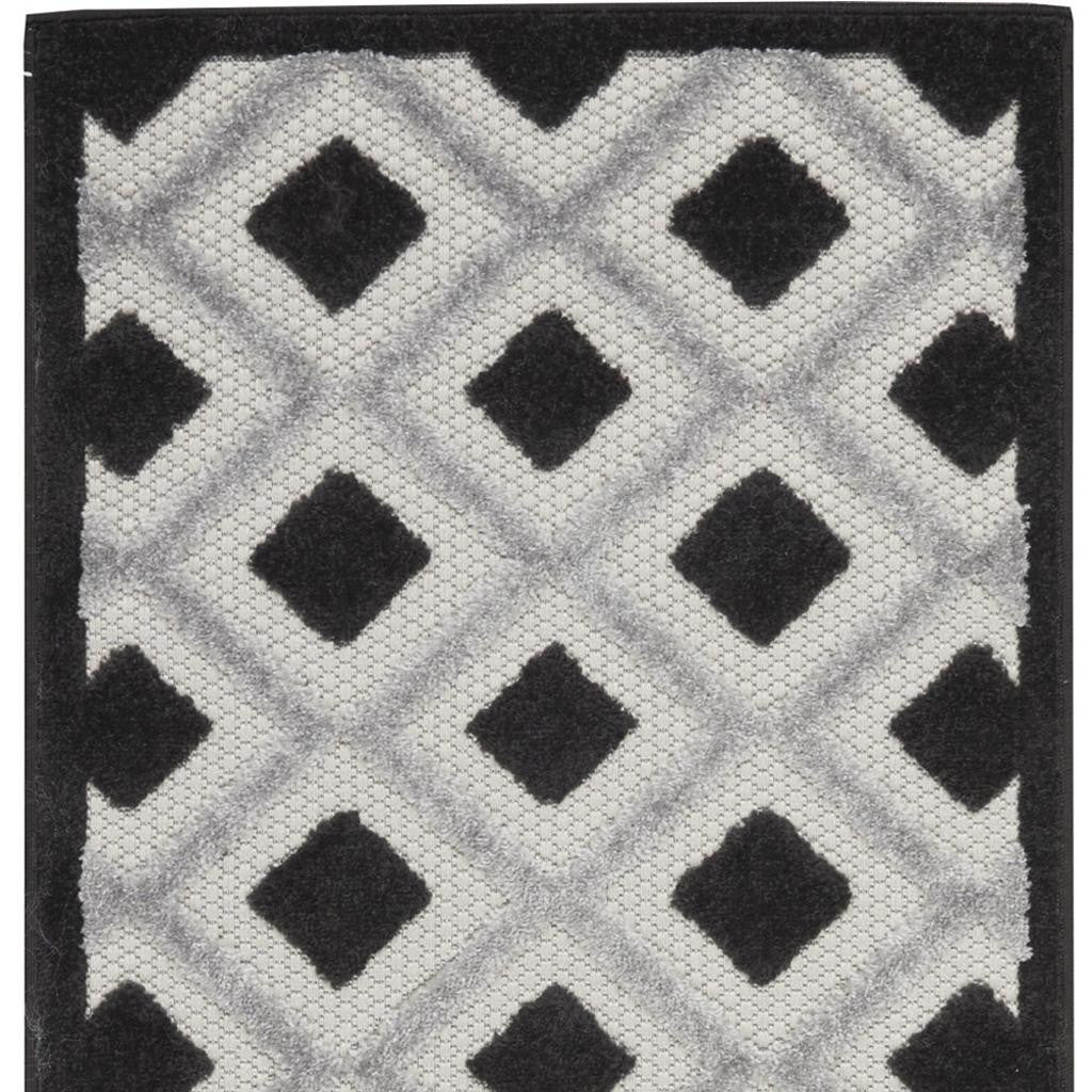 8' Black And White Indoor Outdoor Runner Rug - Outdoor