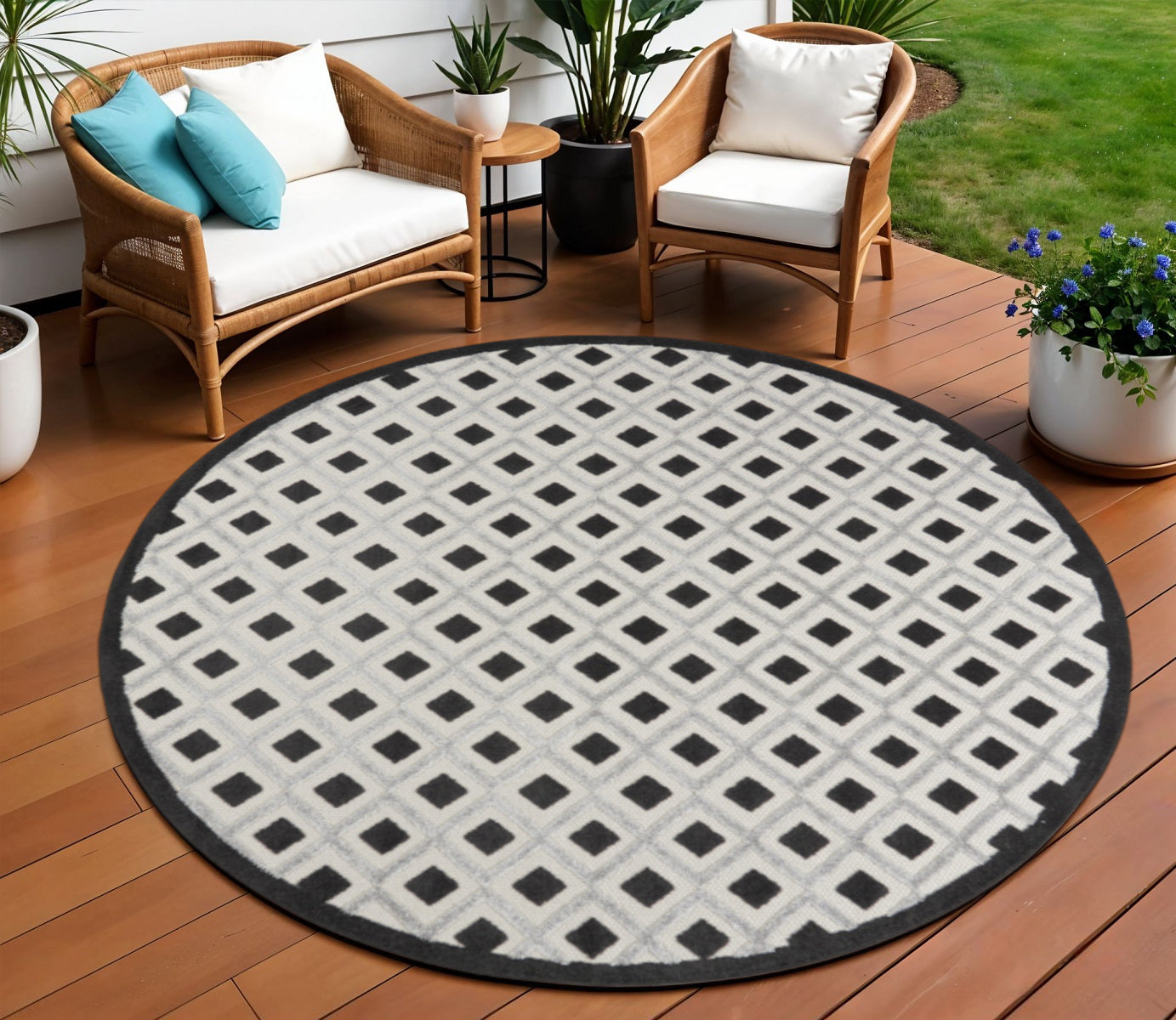 8' X 8' Black And White Round Indoor Outdoor Area Rug - Outdoor