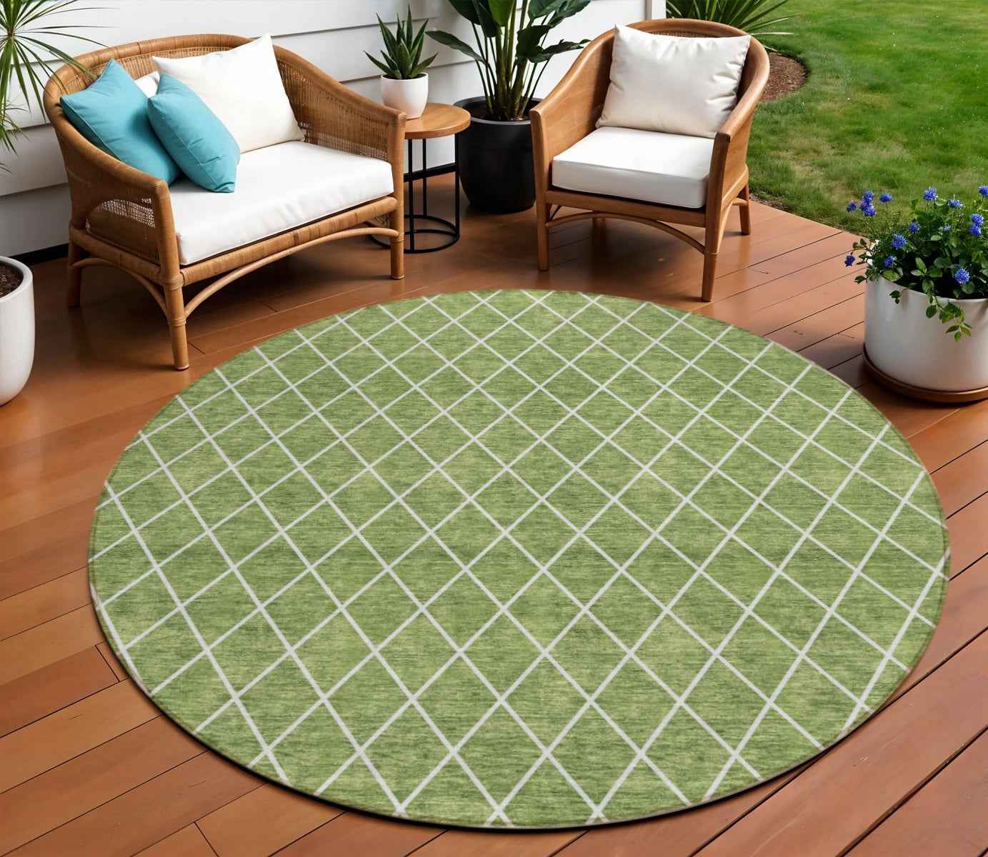 8' Green And Ivory Round Geometric Washable Indoor Outdoor Area Rug