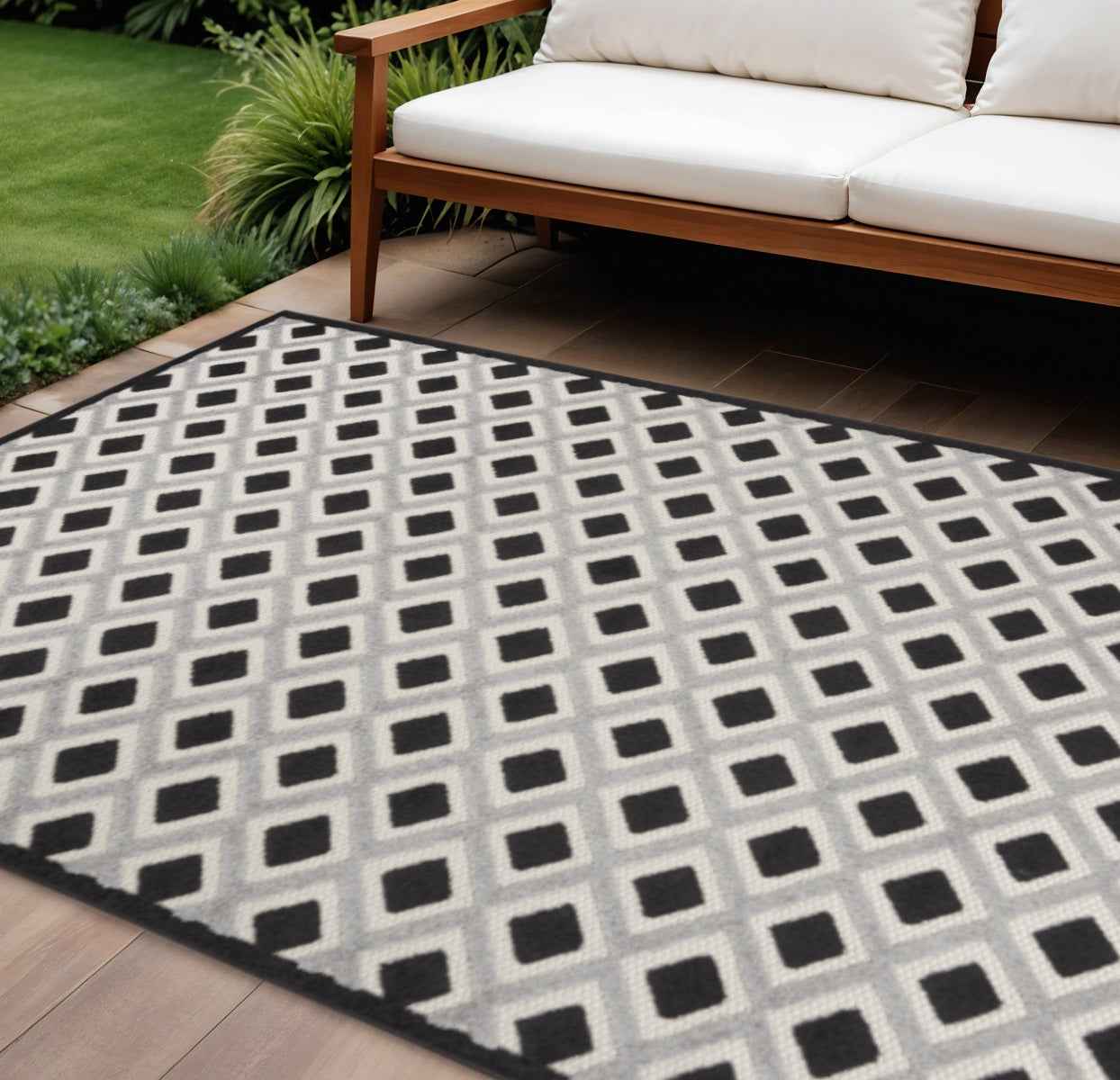 6' X 9' Black And White Indoor Outdoor Area Rug